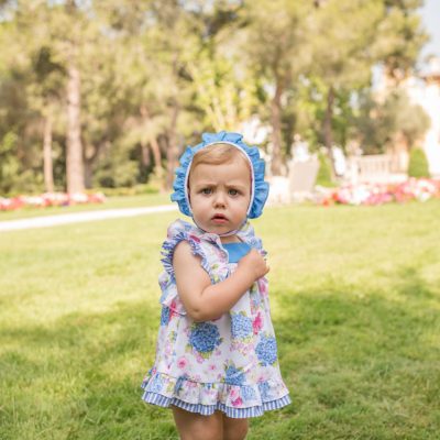 Vestido de verano con estampado floral en tonos azules para niña pequeña con capota.